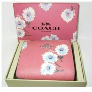 NWT CoachSnap Card Case Wallet with a Daisy Print and Daisy Charm